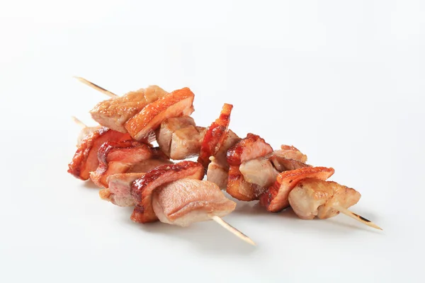 Espetos de porco e bacon — Fotografia de Stock