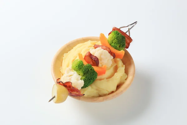 Bacon and vegetable skewer and mashed potato — Stock Photo, Image