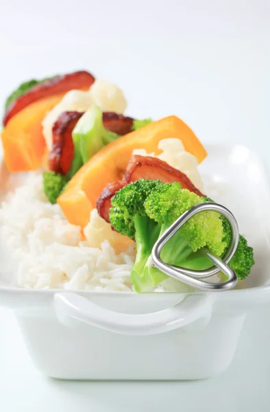 Vegetable skewer and white rice — Stock Photo, Image