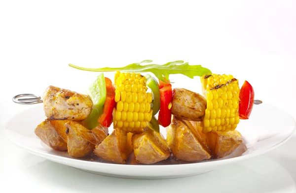 Shish kebab en aardappel partjes — Stockfoto