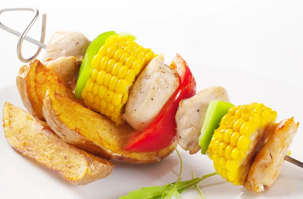 Shish kebab en aardappel partjes — Stockfoto