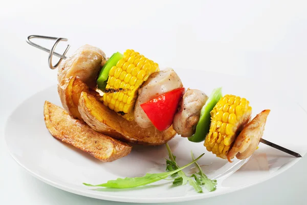 Shish kebab and potato wedges — Stock Photo, Image