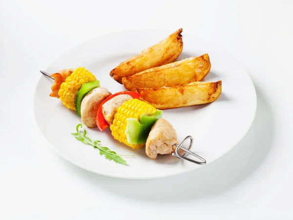 Shish kebab och klyftpotatis — Stockfoto