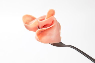 çatal üzerinde jambon dilimleri