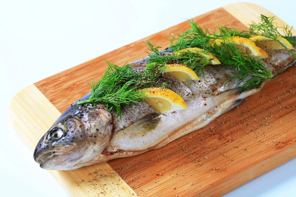 Raw trout with lemon and dill — Stock Photo, Image