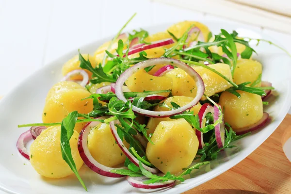 Batatas com rúcula e cebola — Fotografia de Stock