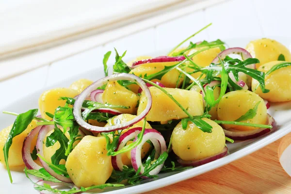 Pommes de terre à la roquette et l'oignon — Photo