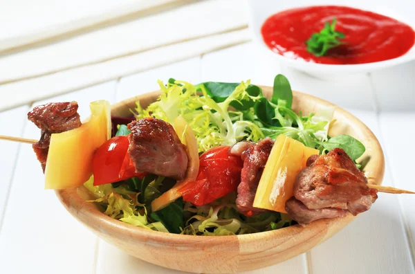 Смажений свинячий шампур і весняний салат — стокове фото
