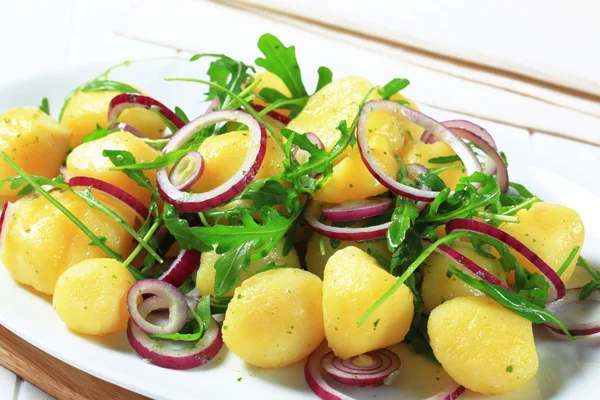 Aardappelen met rucola en UI — Stockfoto