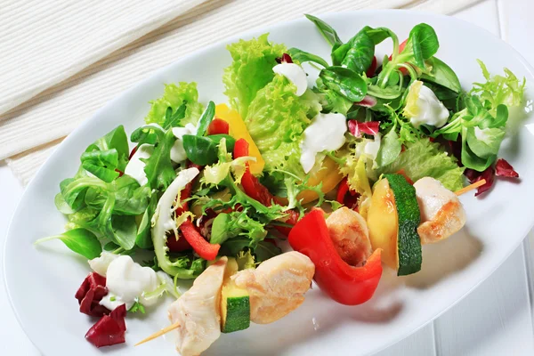 Chicken skewer with salad mix — Stock Photo, Image