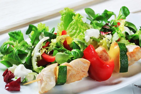 Kyckling spett med sallad mix — Stockfoto