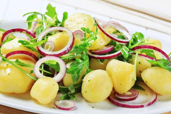 Pommes de terre à la roquette et l'oignon — Photo