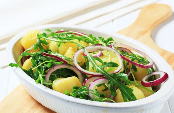 Potatoes with arugula and onion — Stock Photo, Image