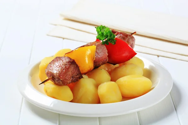 Shish kebab with potatoes — Stock Photo, Image