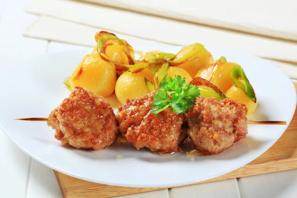 Pincho de albóndigas y patatas — Foto de Stock