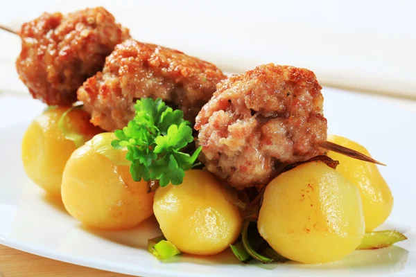 Şiş köfte ve patates — Stok fotoğraf