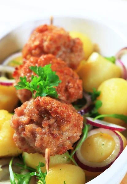 Meatball σούβλα και πατάτες — Φωτογραφία Αρχείου