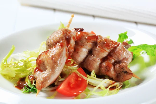 Varas de porco com salada fresca — Fotografia de Stock