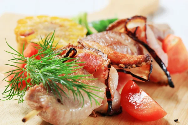 Spieß mit Schweinefleisch und Speck — Stockfoto