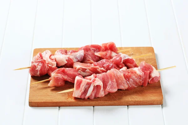 Ruwe varkensvlees spiesjes — Stockfoto