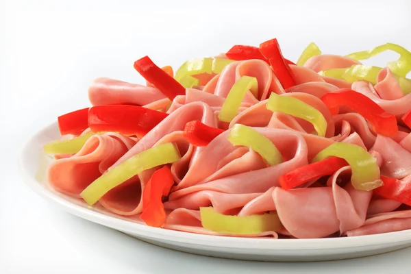 Plátky šunky a proužky čerstvé papriky — Stock fotografie