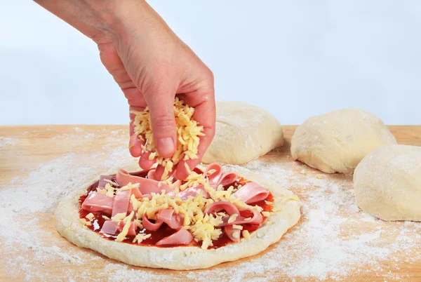 Szakács, pizza előkészítése — Stock Fotó