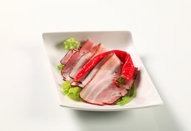 ince dilimlenmiş domuz pastırması