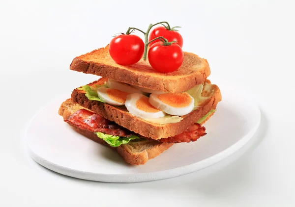 Broodje bacon en eieren — Stockfoto