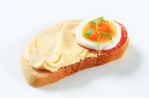 Pan con salami y huevo — Foto de Stock