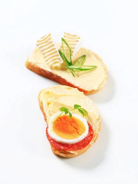 Ekmek peynir ve yumurta ile — Stok fotoğraf