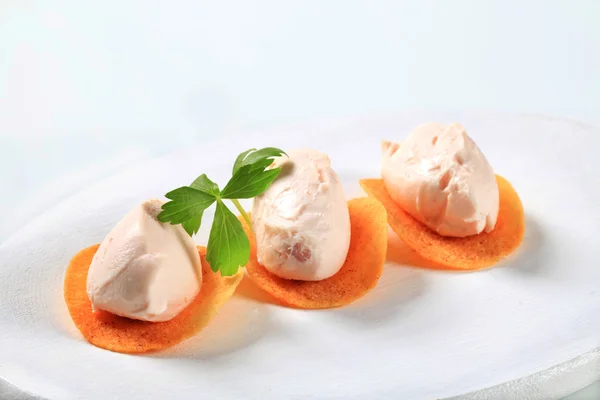 Savory mousse on crisps — Stock Photo, Image