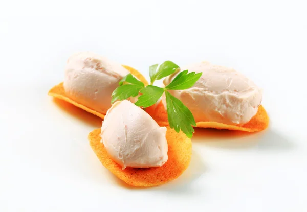 Savory mousse on crisps — Stock Photo, Image