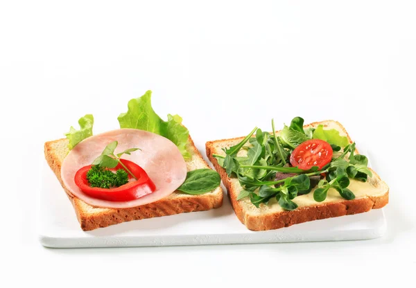 Bread with ham and salad greens — Stockfoto