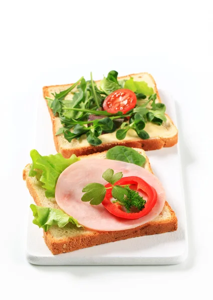 Brot mit Schinken und Salatgemüse — Stockfoto