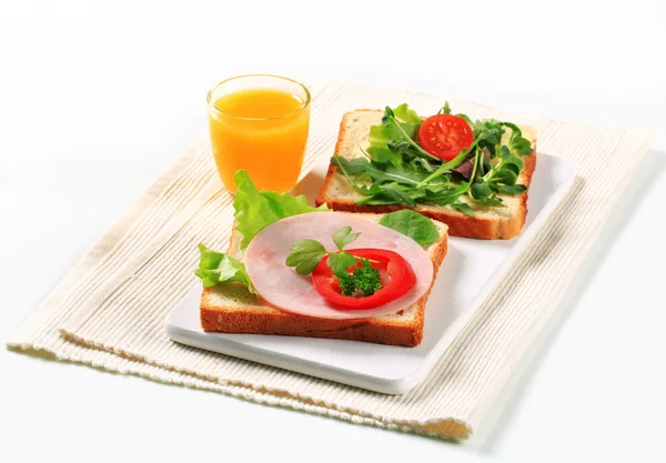 Bread with ham and salad greens — Stock Photo, Image