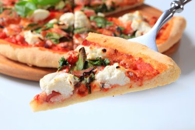 peynir, pastırma ve ıspanaklı pizza