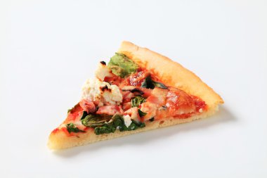 peynir, pastırma ve ıspanaklı pizza
