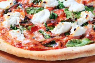 peynir, pastırma ve ıspanaklı pizza 