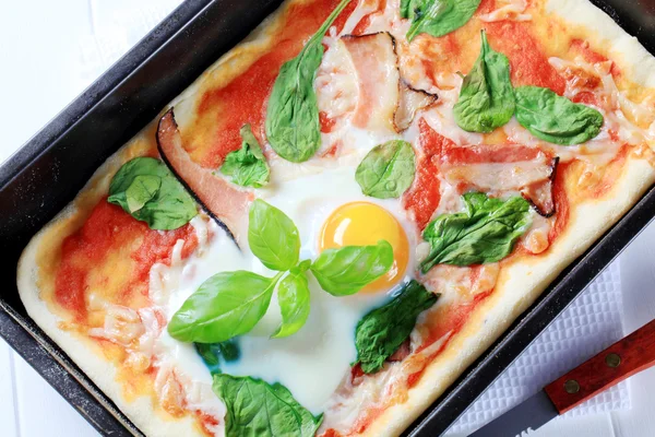 Szalonna és tojás pizza — Stock Fotó