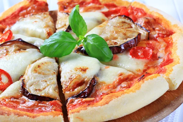 Eggplant and cheese pizza — Stock Photo, Image