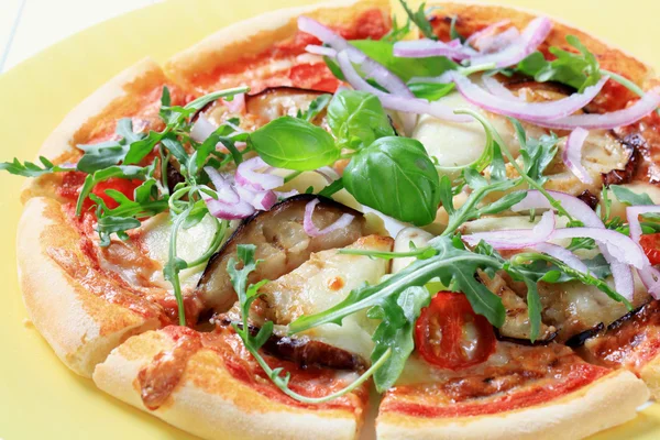 Eggplant and cheese pizza — Stock Photo, Image