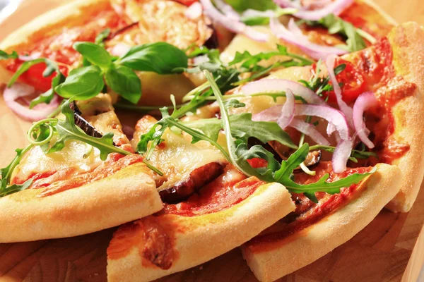 Баклажан и пицца с сыром — стоковое фото