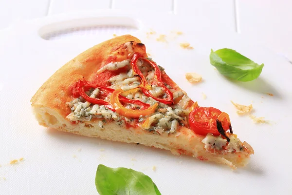 Пицца с голубым сыром с полосками перца сверху — стоковое фото