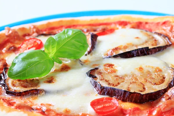 Баклажан и пицца с сыром — стоковое фото