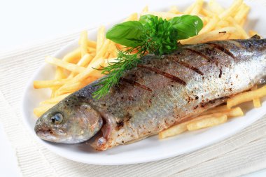 Kızarmış alabalık patates kızartması ile