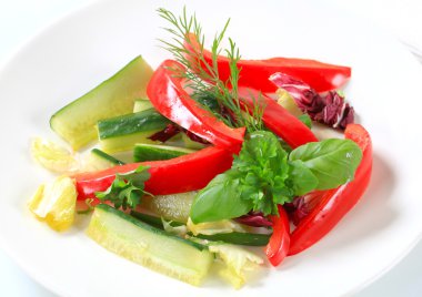 kırmızı biber ve salatalık yapışır