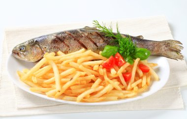 Kızarmış alabalık patates kızartması ile