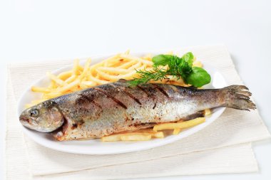 Kızarmış alabalık patates kızartması ile
