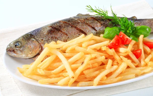 Kızarmış alabalık patates kızartması ile