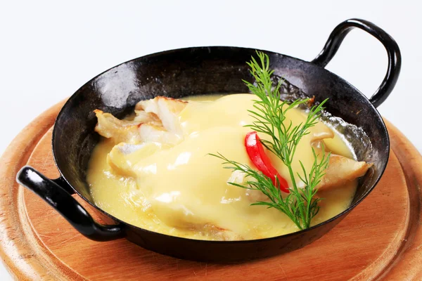 Pan smażone ryby z grubej ser sos — Zdjęcie stockowe